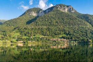 vue sur le lac d'endine près de bergame photo