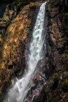 baisse des chutes de yosemite avec un débit d'été réduit photo