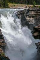 cascade sur la rivière athabasca dans le parc national de jasper photo