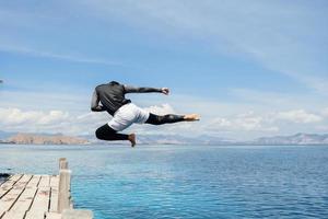 homme sautant en donnant des coups de pied dans l'eau photo