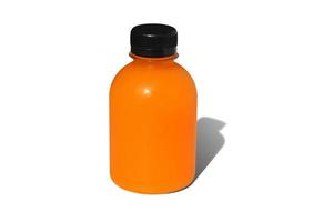 jus d'orange en bouteille plastique isolé sur fond blanc. photo