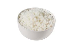 riz cuit à la vapeur dans un bol en céramique blanche isolé sur fond blanc. photo