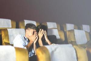 un homme et une femme blancs caucasiens voient un film à suspense. photo