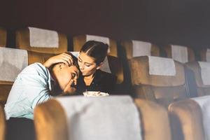 homme et femme caucasiens regardant un film triste. photo