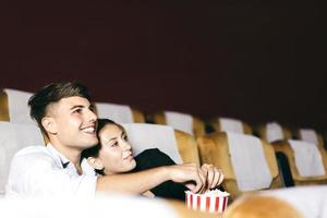 homme et femme caucasiens regardant un film au théâtre. photo