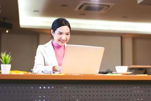 portrait d'une femme élégante asiatique travaillant au bureau avec un sourire heureux. photo