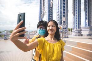 couple d'amoureux de voyageurs adultes mariés asiatiques en vacances d'été voyage en plein air en asie photo