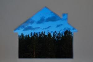 silhouette d'une maison contre le ciel du soir et la forêt.voyages et loisirs de plein air.en plein air, photo