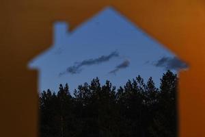 silhouette d'une maison contre le ciel du soir et la forêt.voyages et loisirs de plein air.en plein air, photo