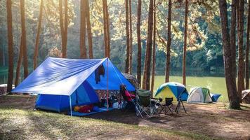 femme asiatique voyage nature camping sur la montagne voir le lac dans la brume au lever du soleil du matin à pang ung, province de mae hong son, thaïlande. photo