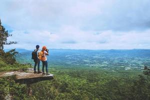 amant femme et hommes asiatiques voyagent se détendre pendant les vacances. est sur la falaise. photo