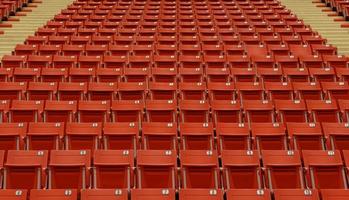 siège dans un terrain de football où personne n'est autorisé à entrer, chaises rouges pour regarder les matchs de football photo