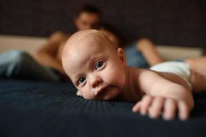 les jeunes parents s'amusent avec leur petit fils photo