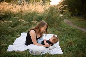 maman et bébé câlins sur un plaid photo