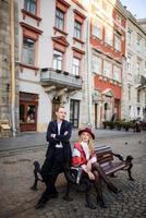 un couple marié adulte se promène dans les rues de la vieille ville. notion de tourisme. photo
