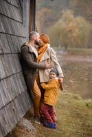 famille heureuse. père, mère et fils s'amusant et jouant sur la nature d'automne. photo