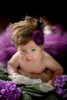 portrait d'une jolie petite fille. bébé se trouve dans les couleurs de l'hortensia violet photo