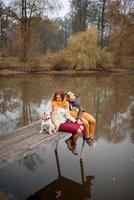 famille se détendre à l'intérieur et caresser un chien de compagnie photo