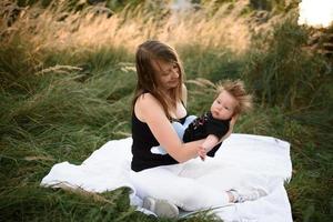 maman et bébé câlins sur un plaid photo