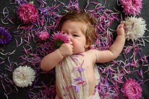 portrait de petite fille dans une maison vintage blanche avec des fleurs photo