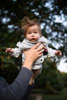 jeune père s'amusant avec sa petite fille dans le parc photo