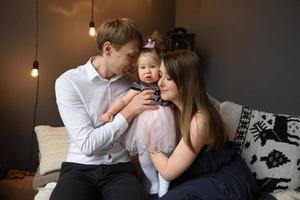 père maman et leur petite fille d'un an s'amusent ensemble avant noël. photo