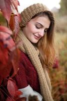 portrait d'une belle femme d'automne. fille posant devant la caméra. photo