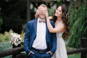 la mariée et le marié marchent et s'embrassent. photo