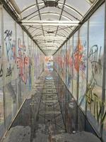 pont avec des graffitis photo