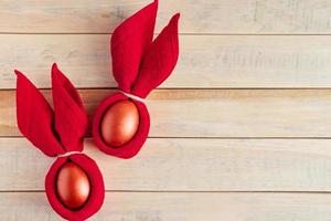 lapin de pâques et oeuf. décor festif sur fond de bois. photo