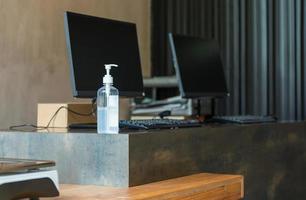 bouteille de pompe de gel d'alcool désinfectant pour les mains sur la table dans le bureau, les soins de santé et le concept de coronavirus covid-19 photo