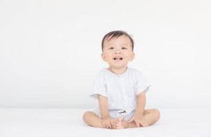 bonheur et sourire bébé garçon riant sur le lit, enfants jouant concept photo