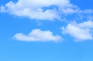 nuages blancs avec ciel bleu photo