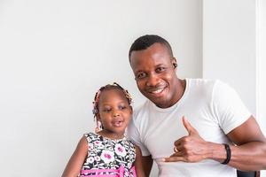 joyeux père et fille afro-américains jouant dans le salon, concepts de famille de bonheur photo