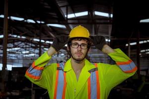 ingénierie de l'industrie et travail d'équipe portant un contrôle uniforme de sécurité faisant fonctionner la machine de meulage de tour travaillant dans l'usine de l'industrie. photo