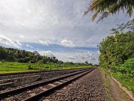 la vue sur la voie ferrée à yogyakarta en indonésie, les rochers visibles et un fond de ciel clair