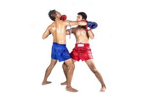 Deux boxeurs thaïlandais exerçant des arts martiaux traditionnels, isolés sur fond blanc photo