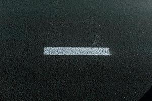 texture d'asphalte. neuf avec ligne pointillée blanche photo
