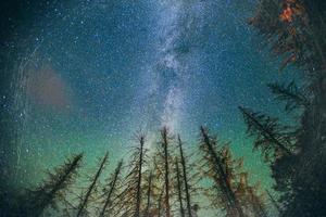 fantastique pluie de météorites hivernales et les montagnes enneigées. photo