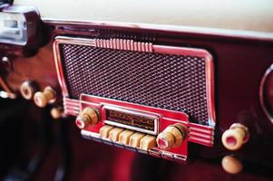 radio dans le tableau de bord à l'intérieur de la vieille automobile vintage. photo