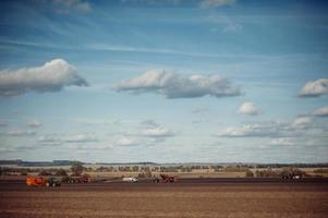 tracteur labourant le champ. photo