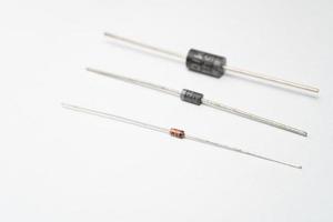 gros plan de différents types de diodes isolées sur fond blanc. une diodes sur le blanc photo