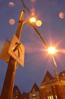 panneau de signalisation de nuit dans la ville du patrimoine photo