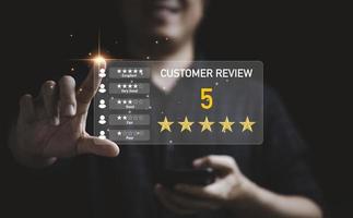 homme d'affaires touchant l'écran du moniteur virtuel pour le client excellent score d'évaluation après l'utilisation du concept de produit et de service par le client. photo