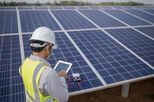 le génie électrique travaille avec des panneaux solaires pour produire de l'énergie renouvelable. photo