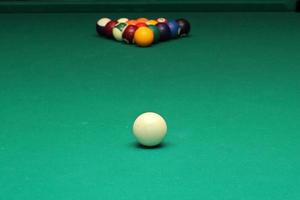 boules de billard sur table verte et boule blanche photo