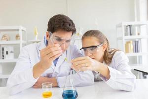 scientifiques masculins et féminins travaillant dans un laboratoire scientifique avec divers équipements en laboratoire. photo