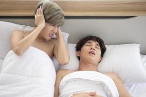 couple gay asiatique, ronflement adolescent, troubles du sommeil photo