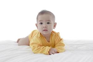 un bébé asiatique dans un lit blanc propre. photo
