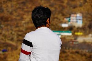 homme regardant la vue de l'himachal pradesh de l'arrière photo